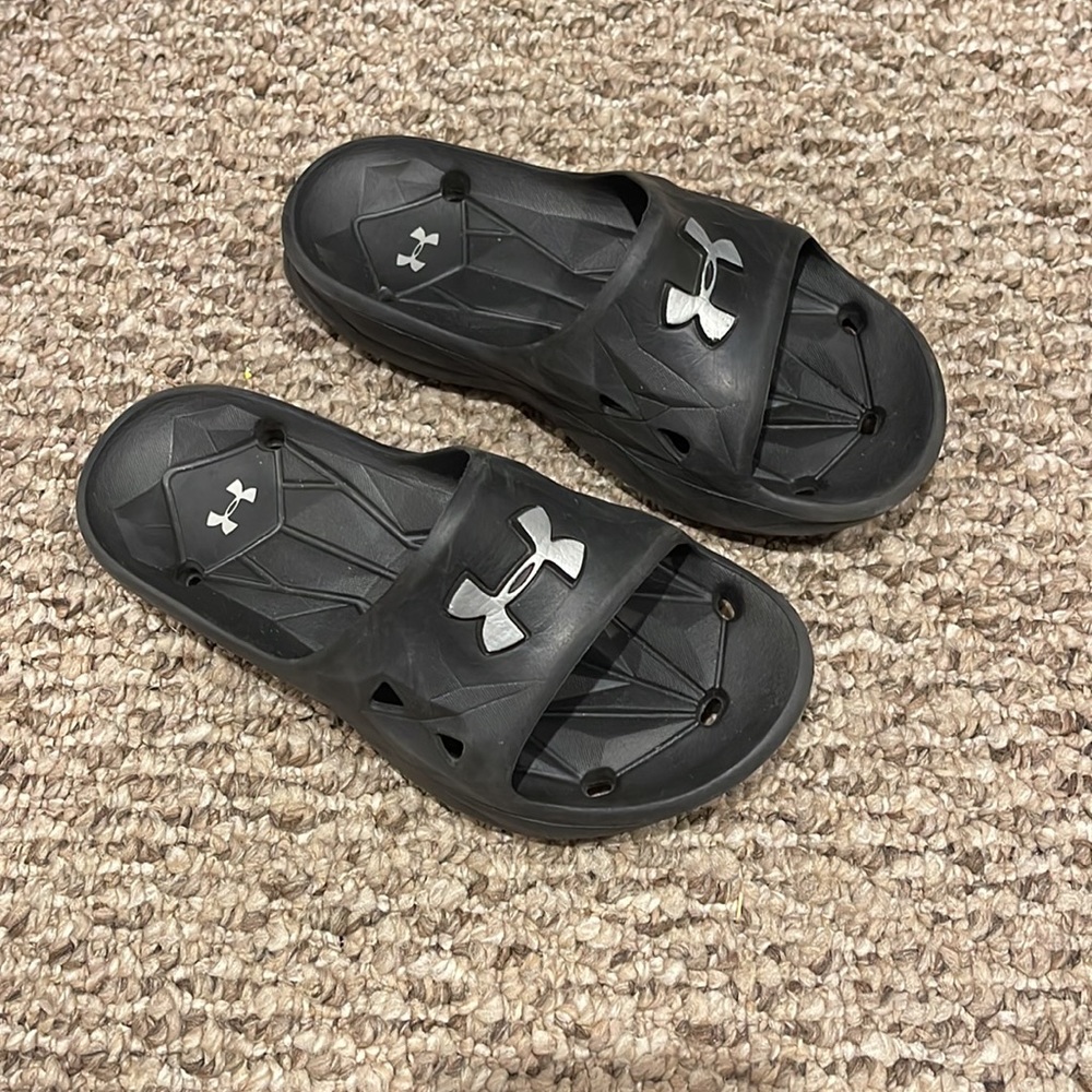 Under Armour Boys Size 2 Slides